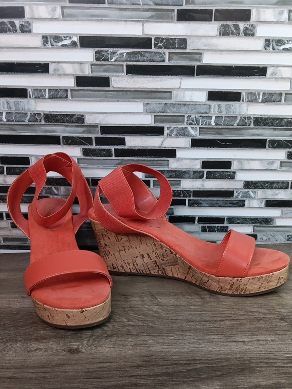 Liz Claiborne Refined Comfort 8.5M Peach Leather Wedges Summer Vibes Wedding